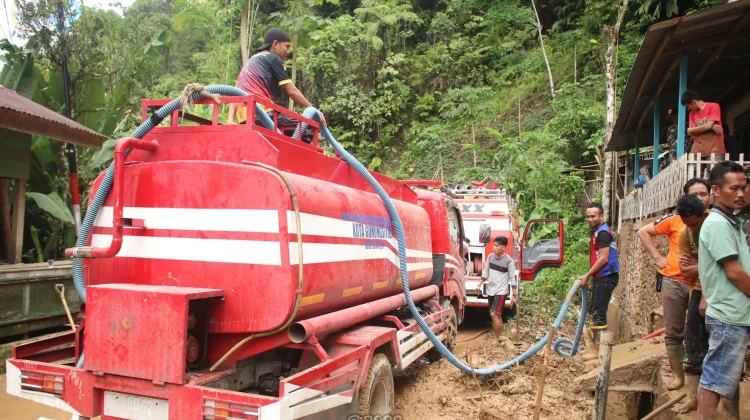 Pemkot Gunungsitoli Salurkan Bantuan kepada Korban Longsor di Desa Onowaembo