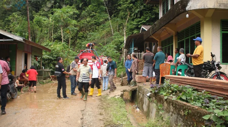 Pemkot Gunungsitoli Salurkan Bantuan kepada Korban Longsor di Desa Onowaembo