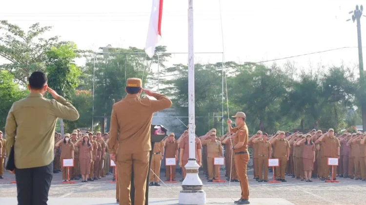 Bupati Eliyunus Pimpin Upacara Pengibaran Bendera