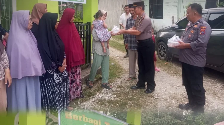 Polsek Gido Bagikan Takjil Kepada Warga