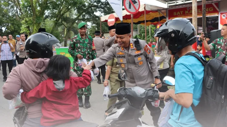 Polres Nias Baagikan Takjil Kepada Warga