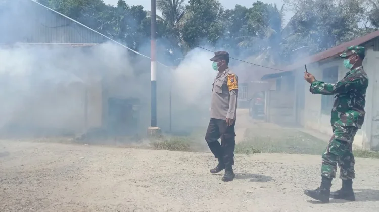 Polsek Sirombu Bersama Dinkes Nias Barat Gelar Fogging