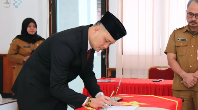 Sekda Gunungsitoli Lantik dan Mengambil Sumpah/Janji Jabatan PNS