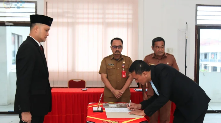 Sekda Gunungsitoli Lantik dan Mengambil Sumpah/Janji Jabatan PNS