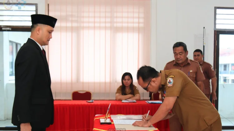 Sekda Gunungsitoli Lantik dan Mengambil Sumpah/Janji Jabatan PNS