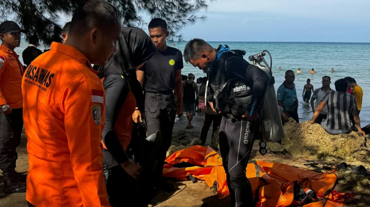 Personil Basarnas Nias Lakukan Pencarian Korban Tenggelam di Pantai Fodo