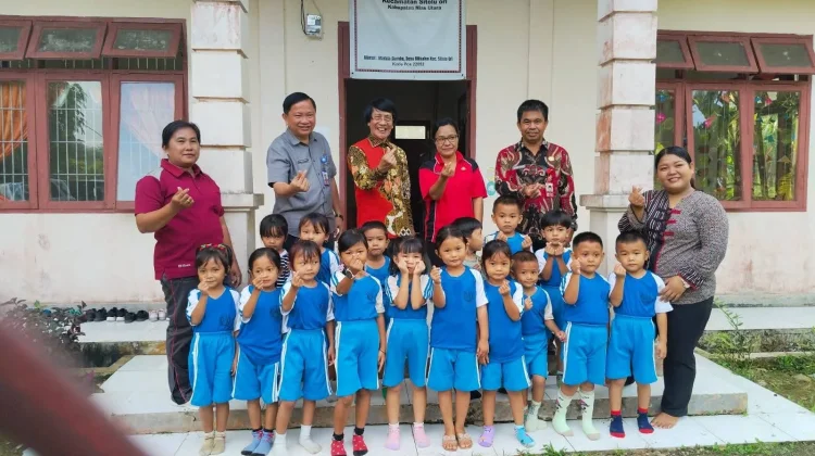 Pemkab Nisut Dampingi Ketua Lembaga Perlindungan Anak Kunjungi SMP 4 Sitoluori