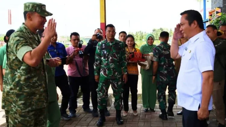 Bupati Nias Barat Sambut Pangdam I/BB di Bandara Binaka