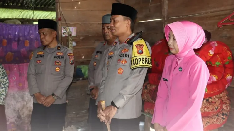 Kapolres Nias Serahkan Dana Infaq Ramadan kepada Warga Kurang Mampu