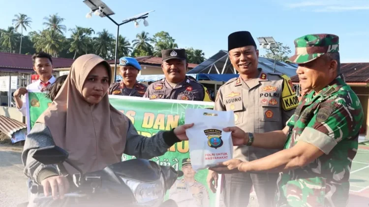 Kapolres Nias Bagikan Takjil di Wilayah Polsek Tuhemberua
