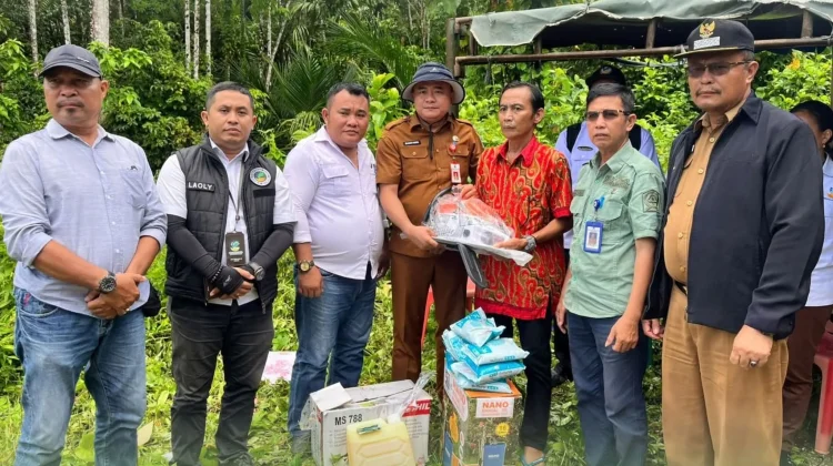 Dinsos Salurkan Bantuan Stimulan Pemberdayaan Bagi Komunitas Adat Terpencil