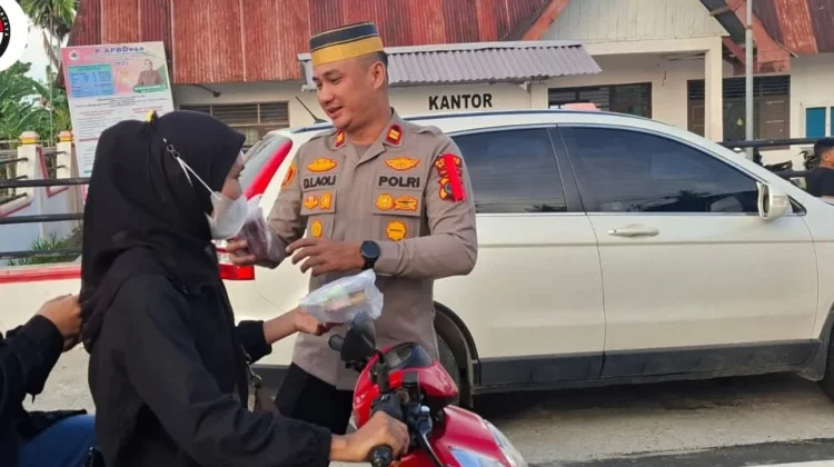 Polsek Alo’oa Bagikan Takjil kepada Pengguna Jalan