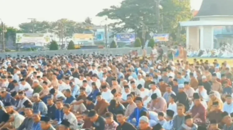 Jamaah Padati Alun-alun Gunungsitoli melaksanakan Shalat Ied