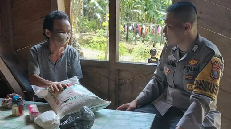 Bhabinkamtibmas Polsek Lahewa Sambangi Warga di Desa Meafu