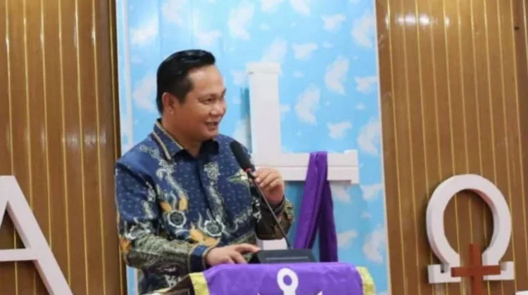 Bupati Eliyunus Hadiri Ordinasi Vikar Menjadi Pendeta BNKP