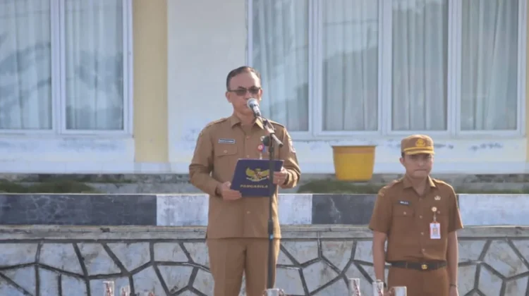 Sekda Nias Utara Pimpin Upacara Bendera, Tekankan Evaluasi dan Percepatan Program