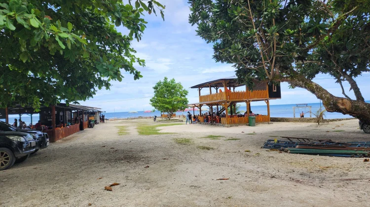 Tradisi Liburan Pascalebaran, Warga Padati Pantai Turedowi