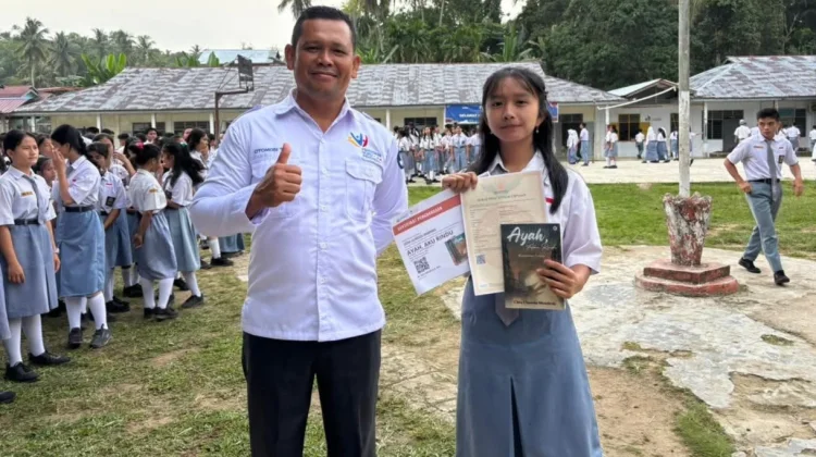 Siswi SMA Negeri 2 Gunungsitoli Sukses Terbitkan Buku Ayah Aku Rindu