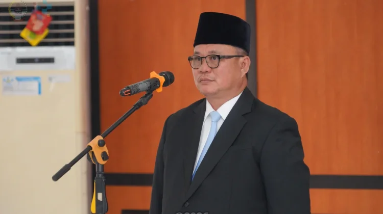 Mengambil Sumpah/Janji Kepala Sekolah dan Penjabat Pengawas