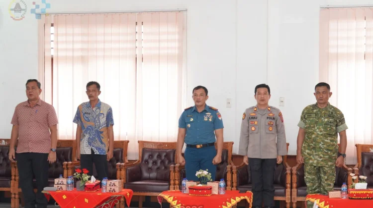 Mengambil Sumpah/Janji Kepala Sekolah dan Penjabat Pengawas