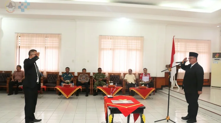 Mengambil Sumpah/Janji Kepala Sekolah dan Penjabat Pengawas