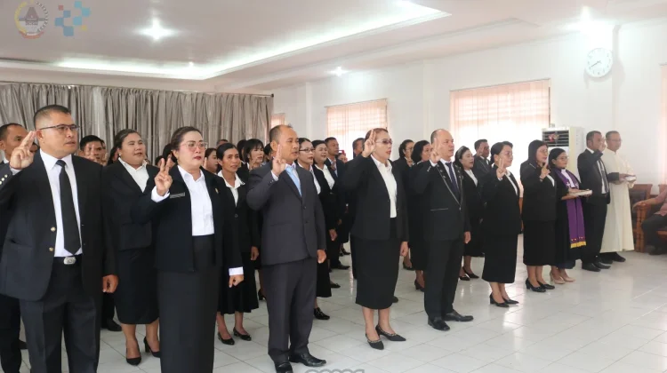 Mengambil Sumpah/Janji Kepala Sekolah dan Penjabat Pengawas