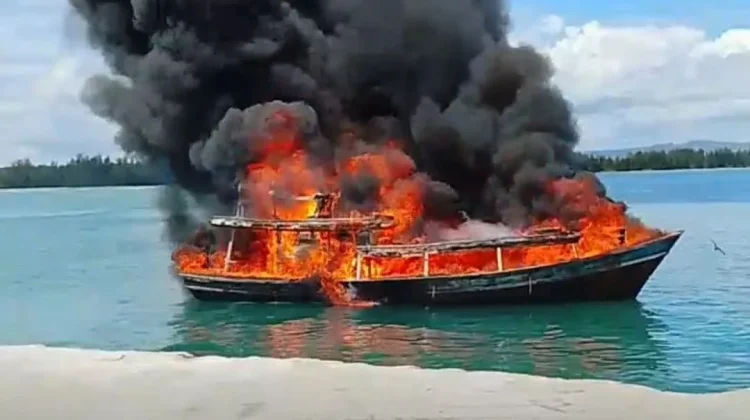 Kapal Penumpang Terbakar di Sirombu, Tiga Awak Luka Bakar