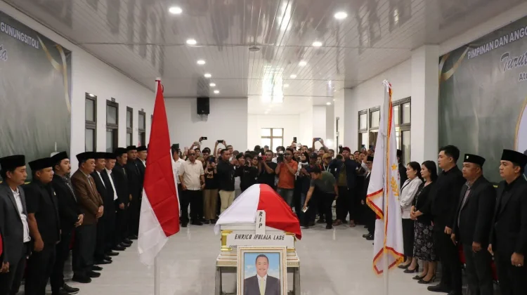 Penghormatan Terakhir Wakil Ketua DPRD Gunungsitoli Berlangsung Khidmat