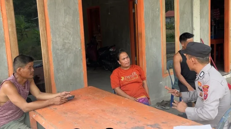 Personel Polsek Bawalato Sambang Desa di Desa Hilihoru