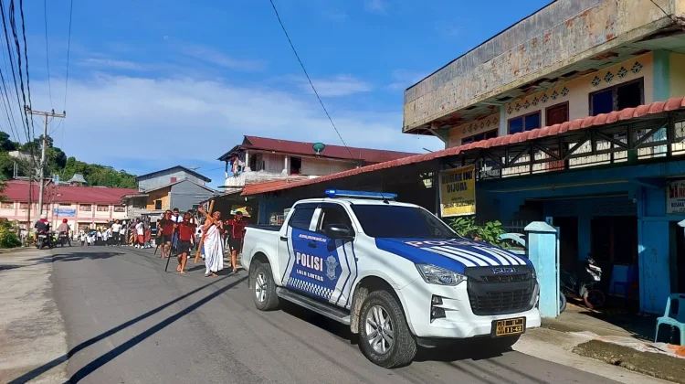 Satlantas Polres Nias Kawal Jalan Salib Paskah, Lalin Gunungsitoli Tetap Lancar