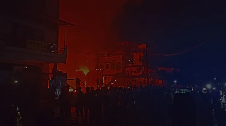 Kobaran Api Hanguskan Ruko di Jalan Gomo, Warga Panik Menyelamatkan Barang