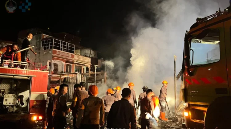 Kebakaran Hanguskan Belasan Ruko di Kelurahan Pasar Gunungsitoli