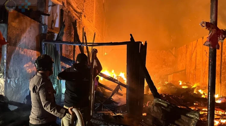 Kebakaran Hanguskan Belasan Ruko di Kelurahan Pasar Gunungsitoli