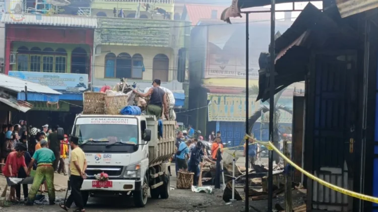 Kebakaran Hanguskan Belasan Ruko di Kelurahan Pasar Gunungsitoli