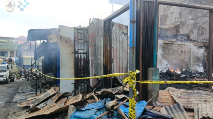 Kebakaran Hanguskan Belasan Ruko di Kelurahan Pasar Gunungsitoli