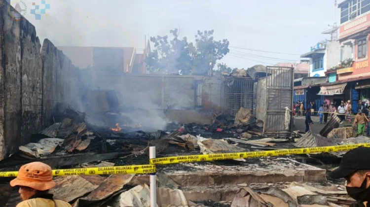 Kebakaran Hanguskan Belasan Ruko di Kelurahan Pasar Gunungsitoli