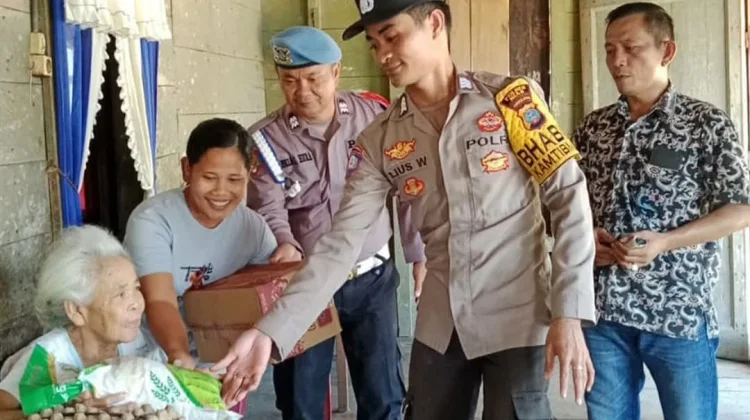 Personil Polsek Gido Bagikan Tali Asih kepada Warga Kurang Mampu