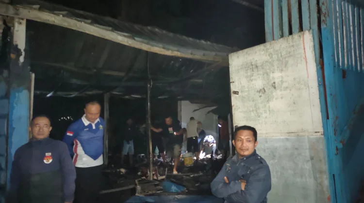 Polsek Lahewa Tangani Kebakaran Rumah Panggung di Desa Moawo