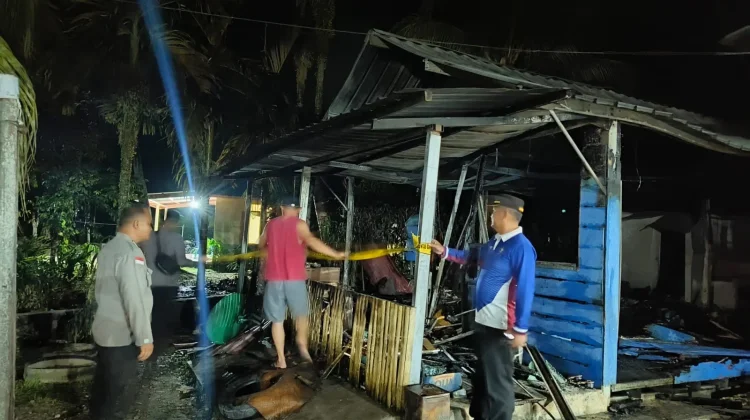 Polsek Lahewa Tangani Kebakaran Rumah Panggung di Desa Moawo