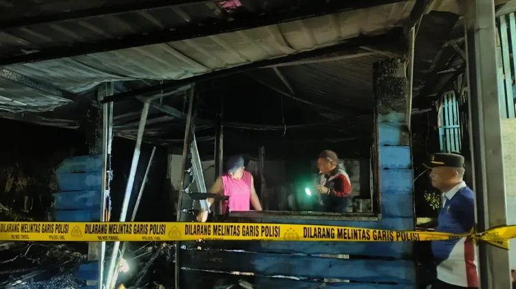 Polsek Lahewa Tangani Kebakaran Rumah Panggung di Desa Moawo
