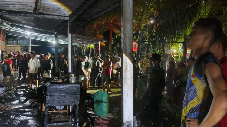 Polsek Lahewa Tangani Kebakaran Rumah Panggung di Desa Moawo