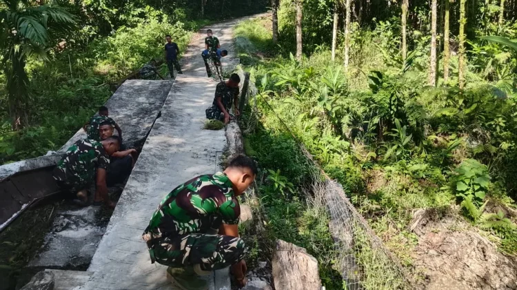 Koramil 07/Alasa Gotong Royong Bangun Jembatan Garuda di Tugala’Oyo dan Namohalu