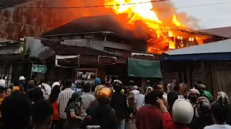 Kerumunan Warga Mengganggu Pekerjaan Pemadaman Api, Pemadam: Kami Butuh Akses