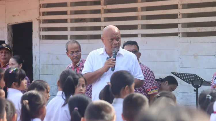 Bupati Nias Utara Tinjau SD Onozalukhu Bitaya dan SMPN 5 Alasa, Bagikan Buku Tulis
