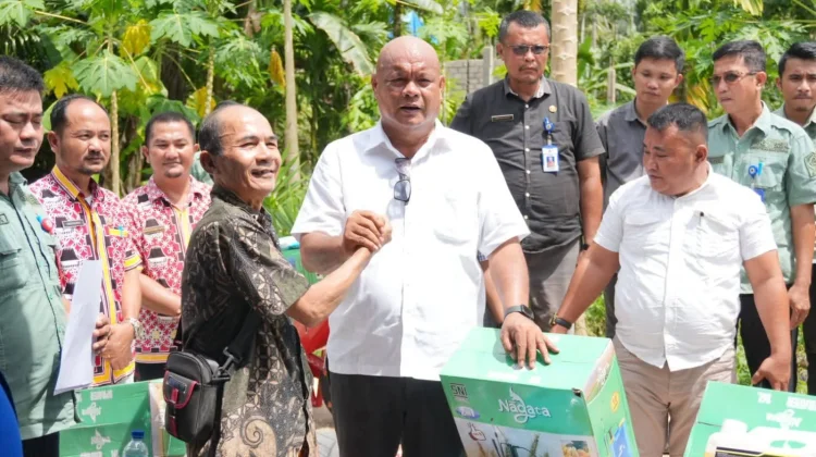 Serahkan Bantuan KAT, Bupati Nias Utara Ajak Warga Ubah Pola Pikir dan Giat Bekerja