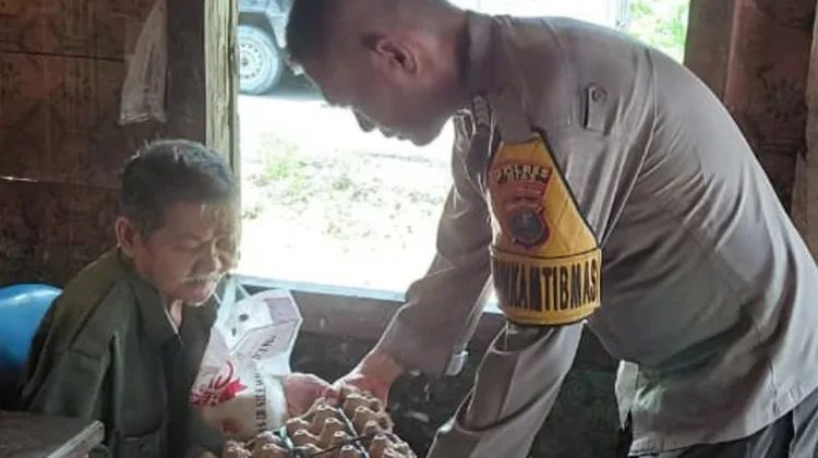 Personil Polsek Lahewa Berikan Sembako kepada Warga Kurang Mampu