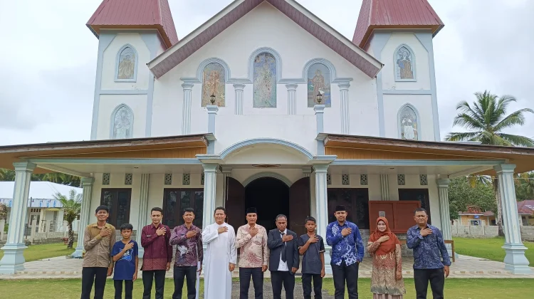 Implementasi Program Moderasi Beragama, KUA Tuhemberua Sambangi Gereja Katolik