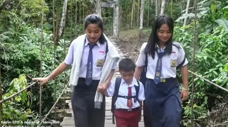 Siswi SMPN 2 Lahewa Keluhkan Jembatan Gantung Rusak