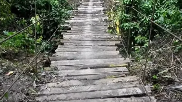 Siswi SMPN 2 Lahewa Keluhkan Jembatan Gantung Rusak