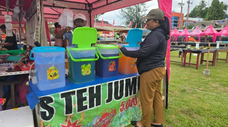 Pedagang Es Teh Jumbo di Alun-alun, Harga Murah yang Penting Laku Banyak